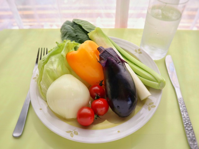 皿に盛られた野菜